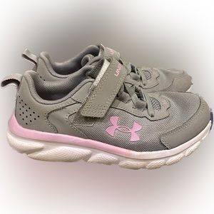 🥰 Under Armour Girls Preschool Assert 9 12.5, gently worn